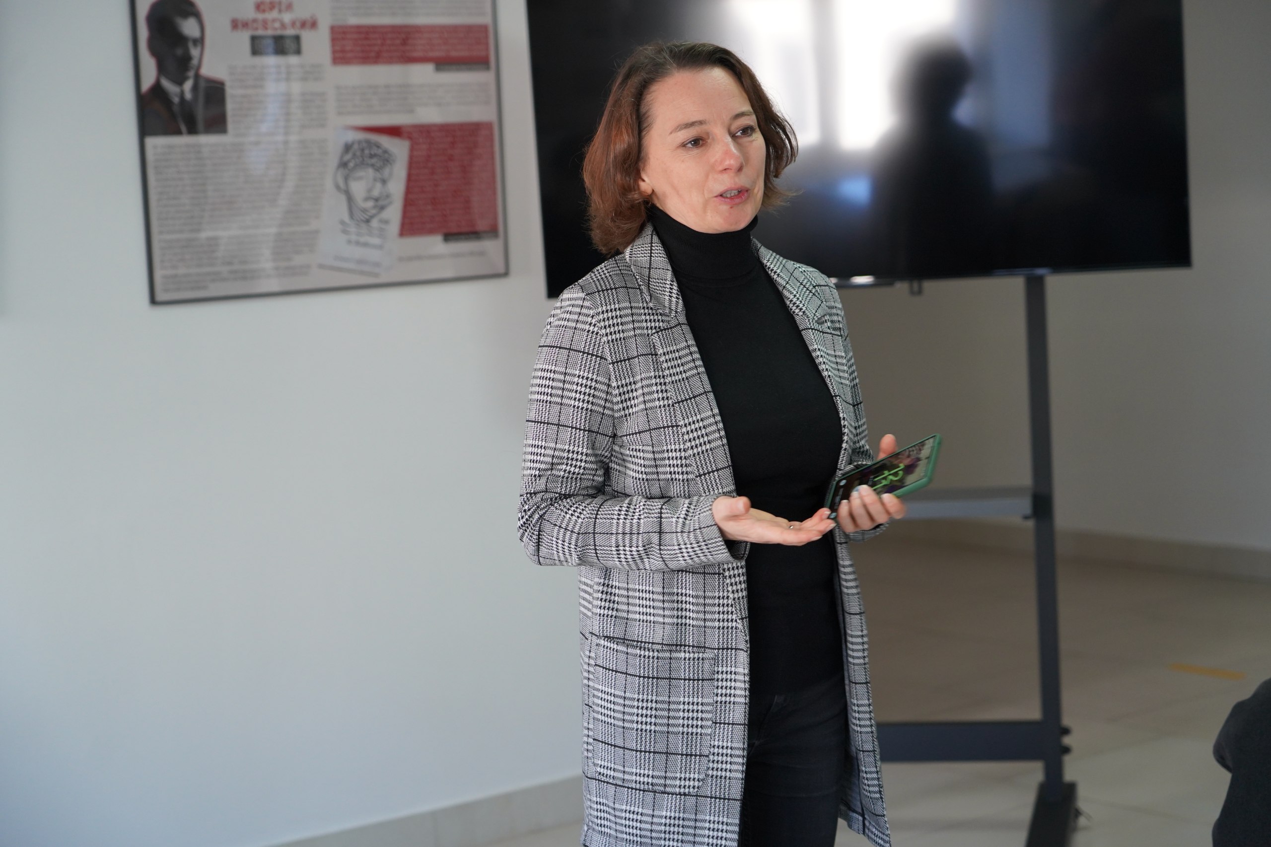 Три ювілеї княжого міста 9 Анастасія Хеленюк проводить екскурсію Музеєм історії Острозької академії