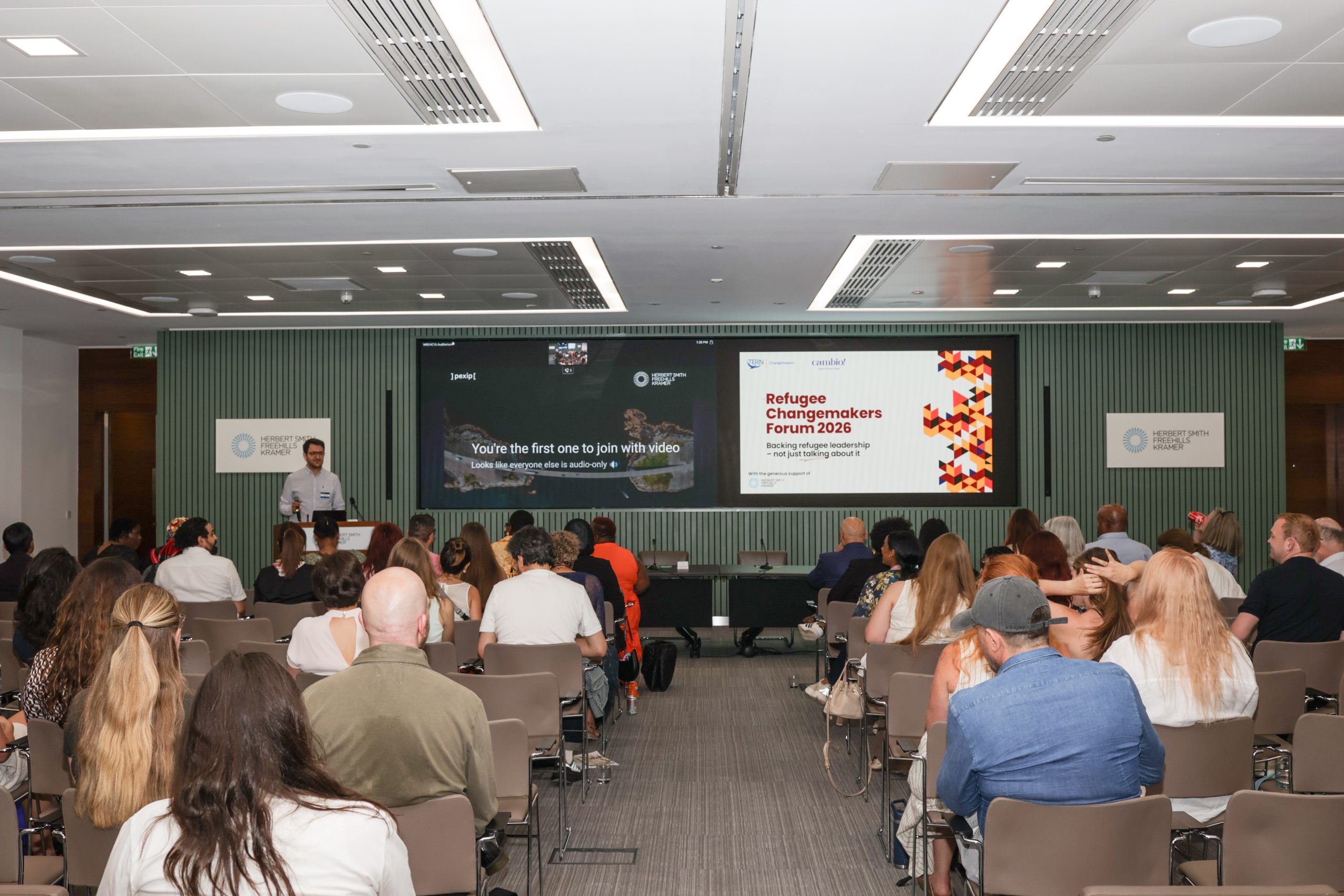 «Нічого про нас без нас»: як Refugee Changemakers Forum змінює підхід до лідерства людей із досвідом вимушеного переселення 2 Учасники Refugee Changemakers Forum 2026 під час відкриття форуму в Лондоні.