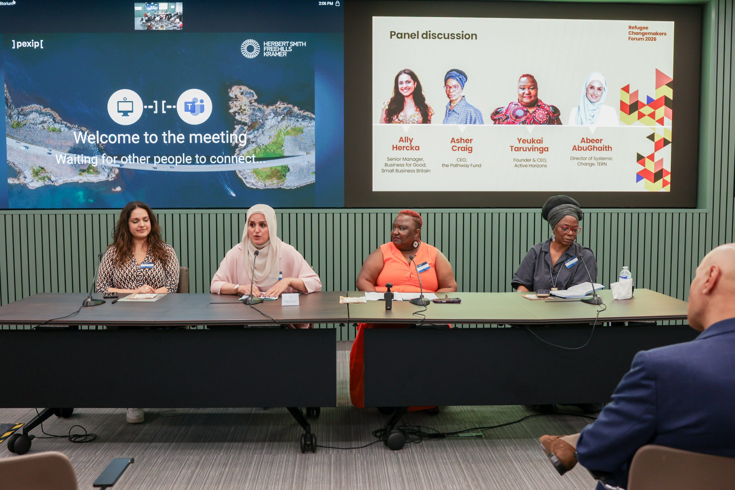 «Нічого про нас без нас»: як Refugee Changemakers Forum змінює підхід до лідерства людей із досвідом вимушеного переселення 6 Ашер Крейг, Євкай Тарувінга, Абір АбуГайт та Аллі Герка під час панельної дискусії.