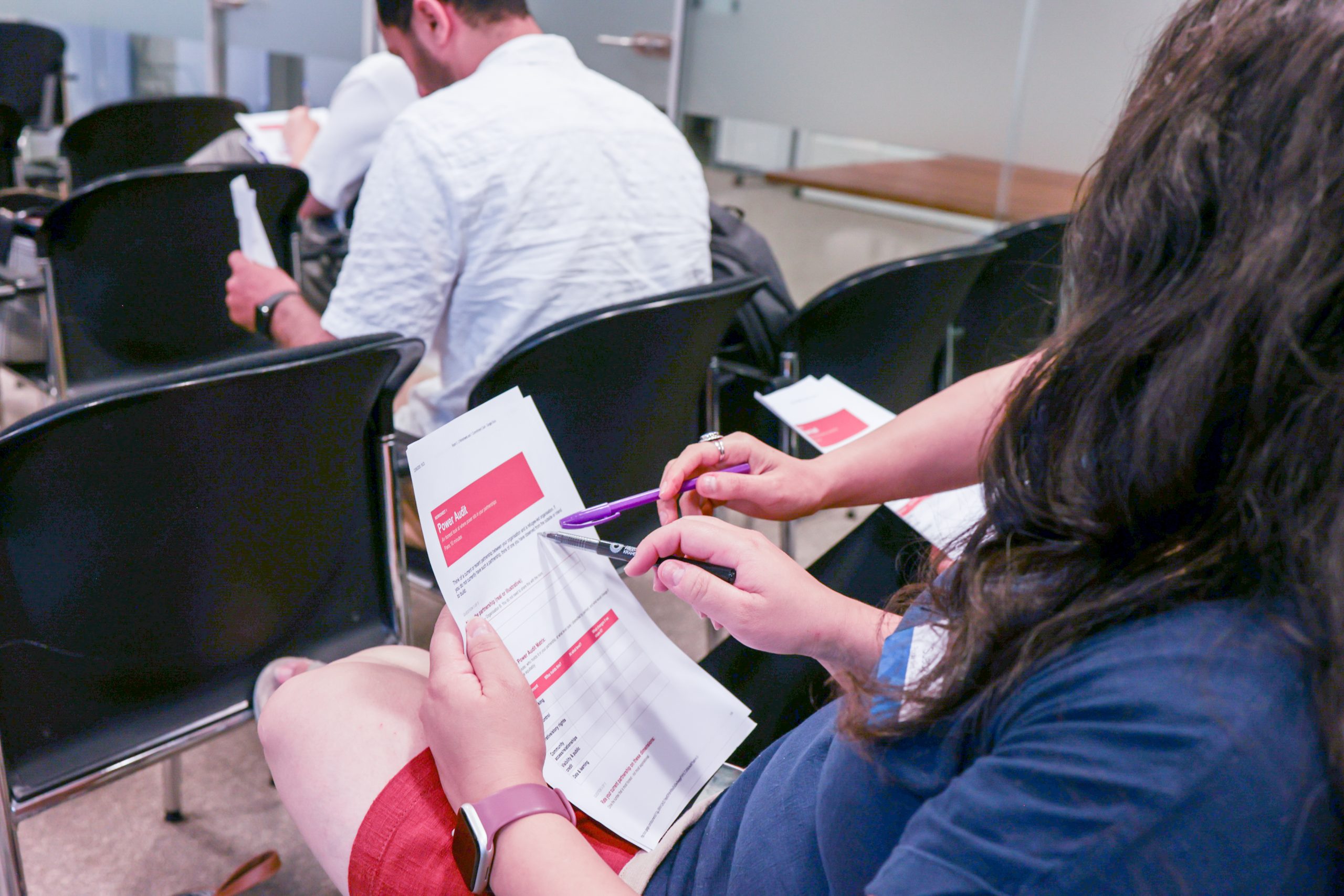 «Нічого про нас без нас»: як Refugee Changemakers Forum змінює підхід до лідерства людей із досвідом вимушеного переселення 13 Working Group discussing refugee leadership and access to funding.