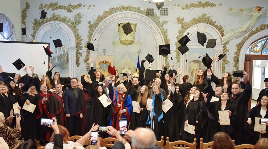 Три ювілеї княжого міста 7 Випускники Національного університету «Острозька академія» святкують вручення дипломів в Острозі